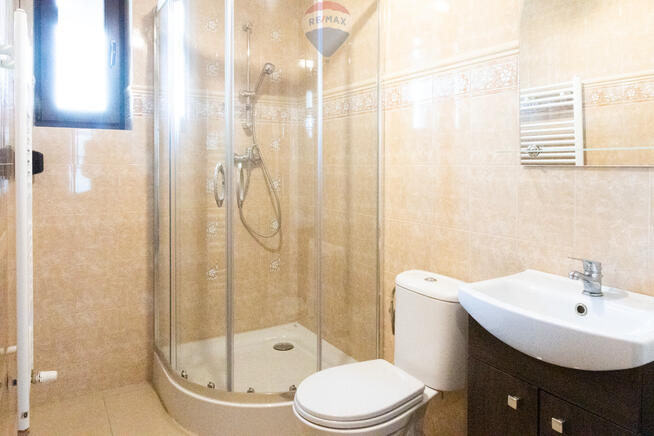 Nowy dom z otwartą przestrzenią nad salonem