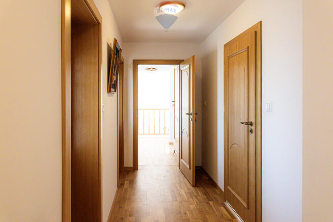 Nowy dom z otwartą przestrzenią nad salonem