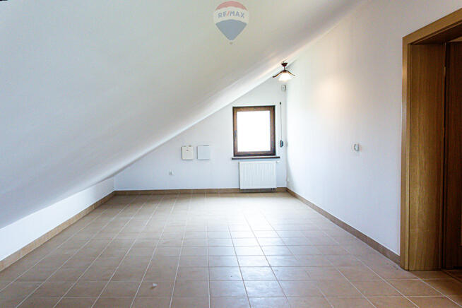 Nowy dom z otwartą przestrzenią nad salonem