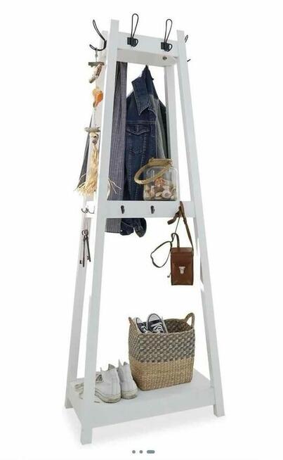 Wieszak stojący z półkami oraz wieszakami