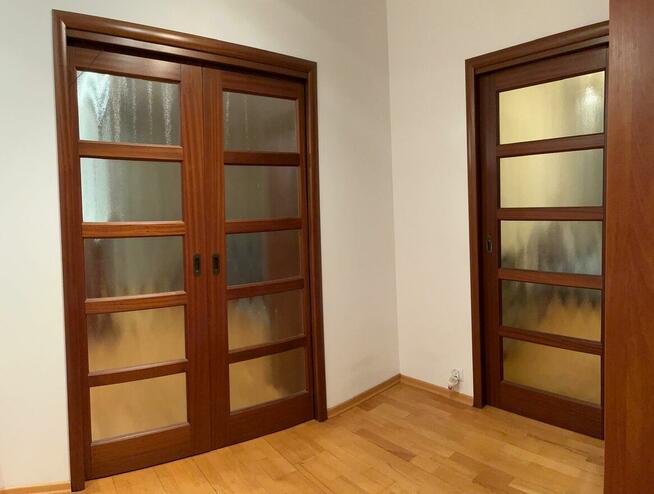 Przestronne, 2-pokojowe mieszkanie z balkonem i garażem - C