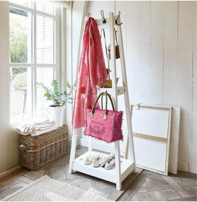 Wieszak stojący z półkami oraz wieszakami