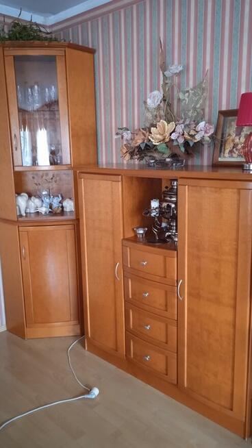 Komplet mebli pokojowych drewnianych 4400,00 zł.