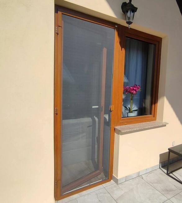 Moskitiery okienne i drzwiowe. Pomiar, montaż.