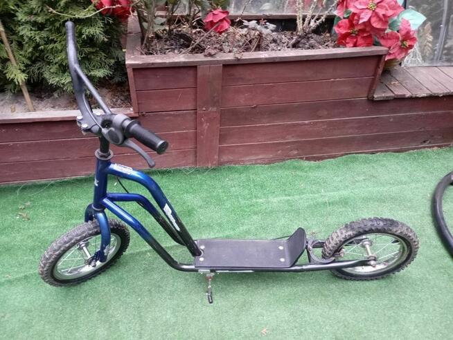 Niebieska hulajnoga Dynora, pompowane koła 12 cali