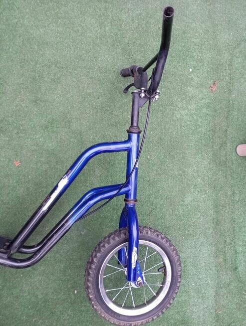 Niebieska hulajnoga Dynora, pompowane koła 12 cali