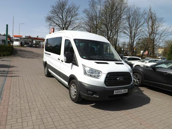 Ford Transit z windą do przewozu osób na wózku inwalidzkim.