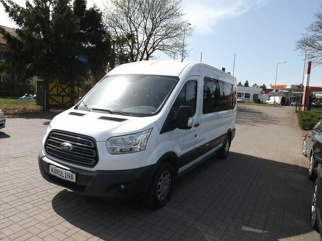 Ford Transit z windą do przewozu osób na wózku inwalidzkim.