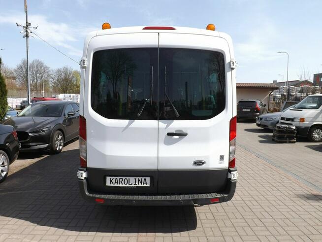 Ford Transit z windą do przewozu osób na wózku inwalidzkim.