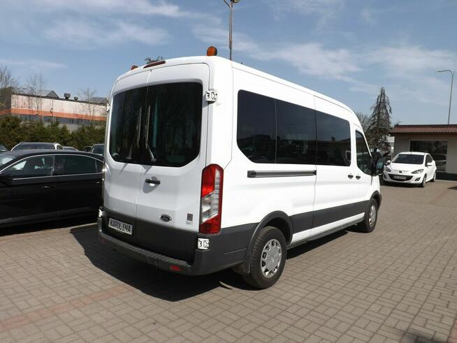 Ford Transit z windą do przewozu osób na wózku inwalidzkim.