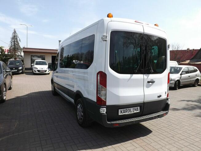 Ford Transit z windą do przewozu osób na wózku inwalidzkim.