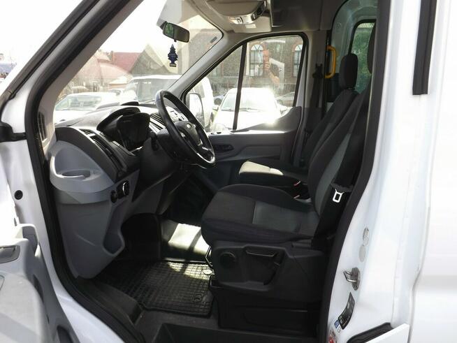 Ford Transit z windą do przewozu osób na wózku inwalidzkim.