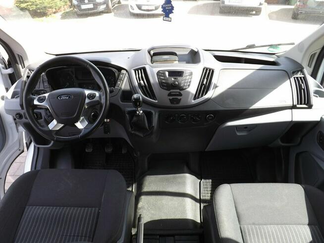 Ford Transit z windą do przewozu osób na wózku inwalidzkim.