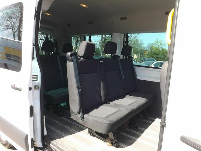 Ford Transit z windą do przewozu osób na wózku inwalidzkim.