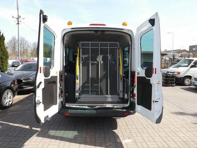 Ford Transit z windą do przewozu osób na wózku inwalidzkim.