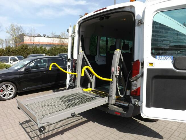 Ford Transit z windą do przewozu osób na wózku inwalidzkim.