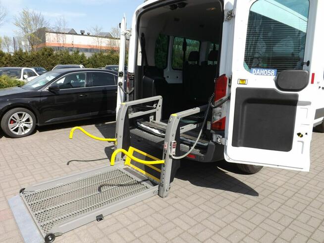 Ford Transit z windą do przewozu osób na wózku inwalidzkim.
