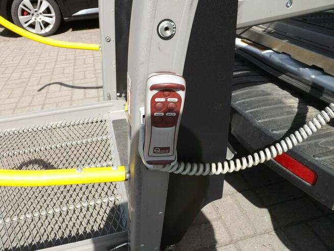 Ford Transit z windą do przewozu osób na wózku inwalidzkim.