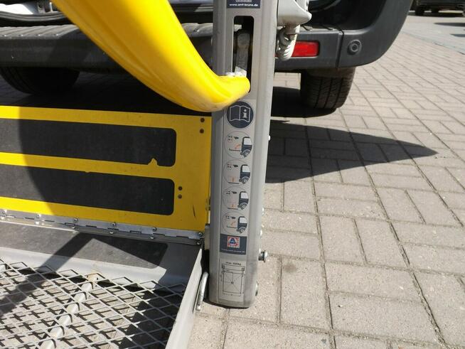 Ford Transit z windą do przewozu osób na wózku inwalidzkim.