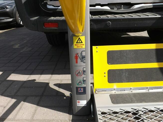 Ford Transit z windą do przewozu osób na wózku inwalidzkim.