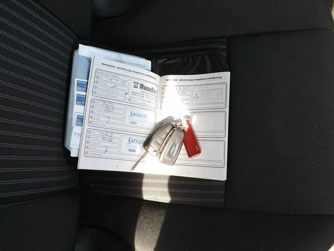 Ford Transit z windą do przewozu osób na wózku inwalidzkim.