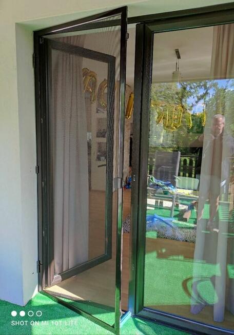 Moskitiery okienne i drzwiowe. Pomiar, montaż.