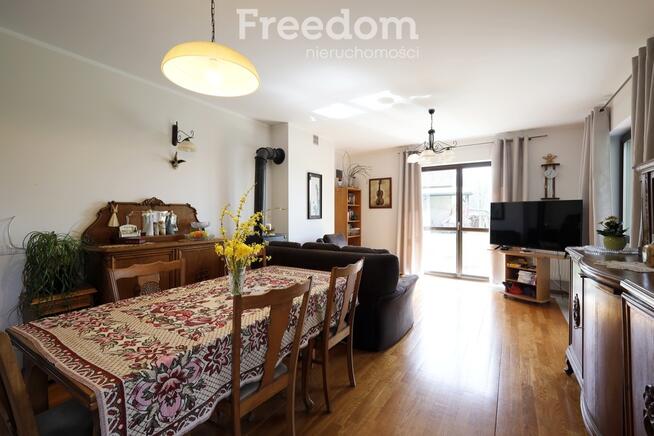 Dom ze stawem nad rzeką pośród pól i łąk