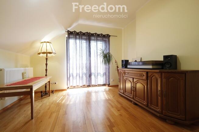 Dom ze stawem nad rzeką pośród pól i łąk