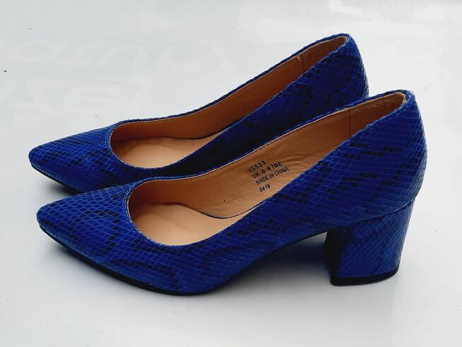 39 chabrowe czółenka skóra węża na klocku 7 cm Simply Be 24,