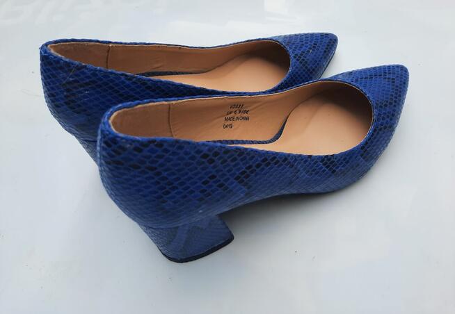 39 chabrowe czółenka skóra węża na klocku 7 cm Simply Be 24,