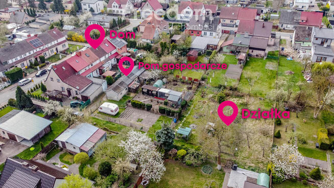 Dom ciekawej w zabudowie szeregowej z ogródkiem