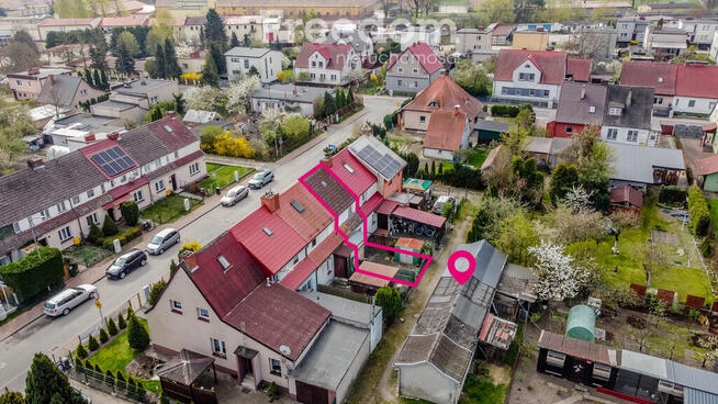 Dom ciekawej w zabudowie szeregowej z ogródkiem