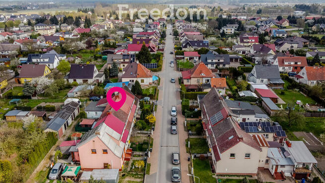 Dom ciekawej w zabudowie szeregowej z ogródkiem