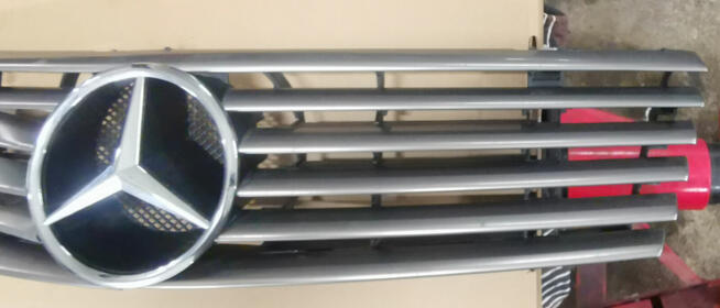 Mercedes R129 Grill - Atrapa uszkodzony