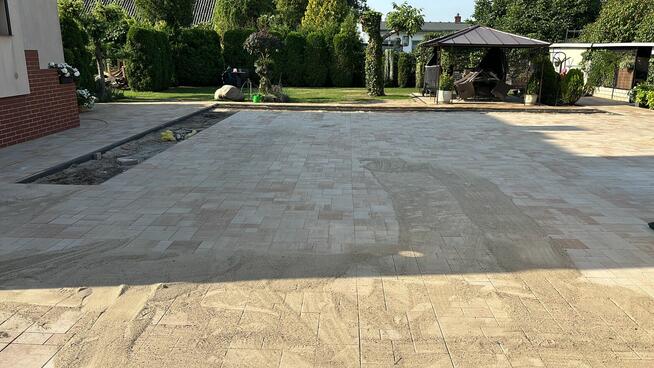 Usługi budowlane, układanie kostki brukowej