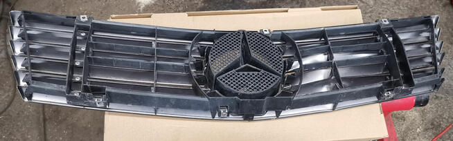 Mercedes R129 Grill - Atrapa uszkodzony