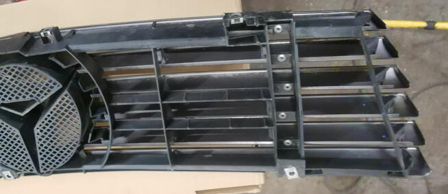 Mercedes R129 Grill - Atrapa uszkodzony