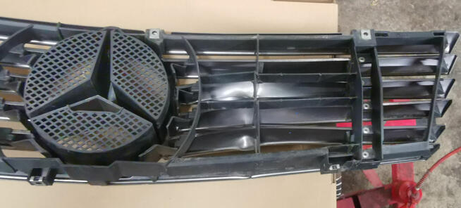Mercedes R129 Grill - Atrapa uszkodzony
