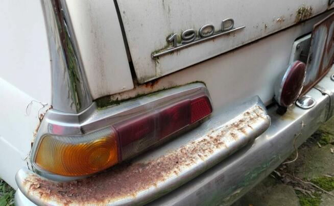 Mercedes 190 w110 skrzydlak