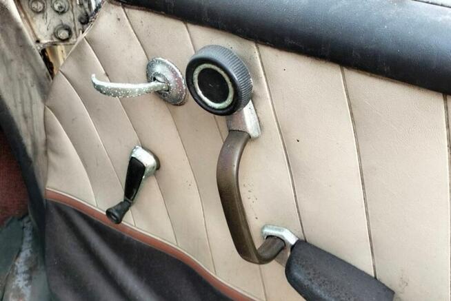 Mercedes 190 w110 skrzydlak