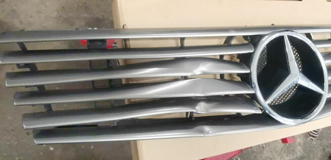 Mercedes R129 Grill - Atrapa uszkodzony