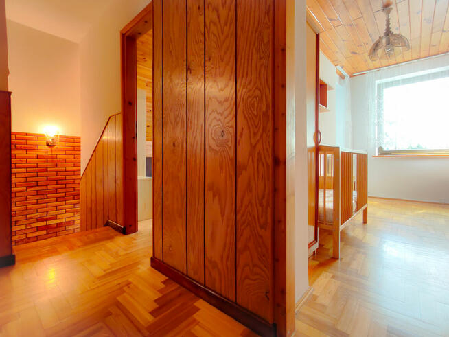 Sprzedam dom w górach, z basenem i boiskiem.