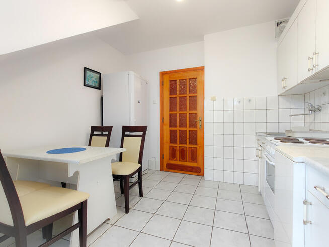 Sprzedam dom w górach, z basenem i boiskiem.