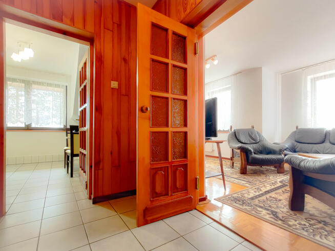 Sprzedam dom w górach, z basenem i boiskiem.