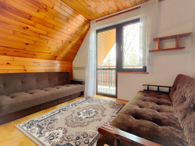 Sprzedam dom w górach, z basenem i boiskiem.