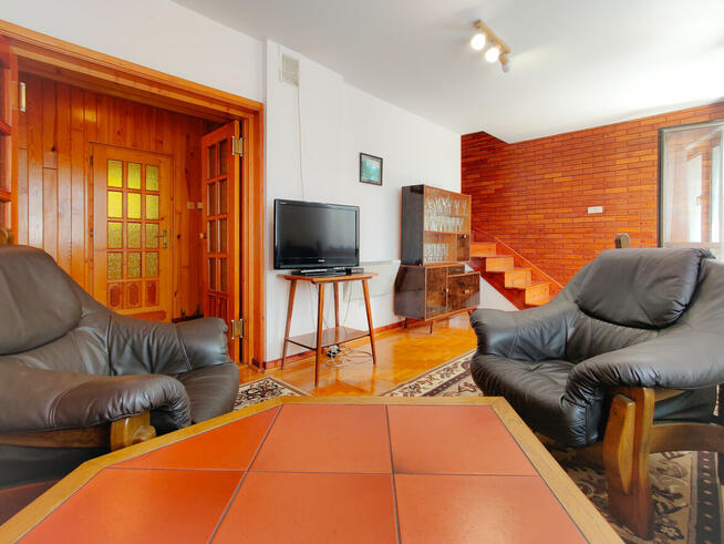 Sprzedam dom w górach, z basenem i boiskiem.