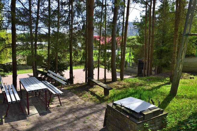 Sprzedam dom w górach, z basenem i boiskiem.