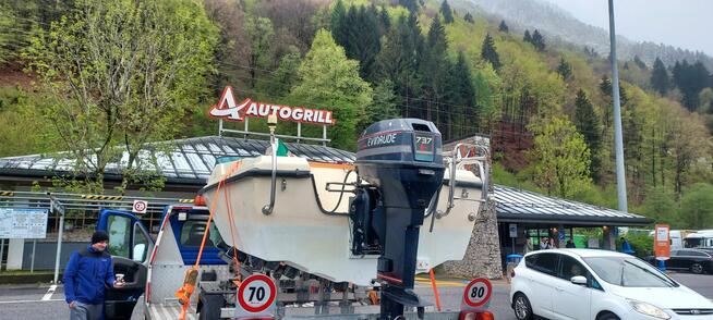 Łódź motorowa z przyczepą.