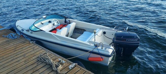 Łódź motorowa z przyczepą.