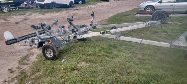 Łódź motorowa z przyczepą.